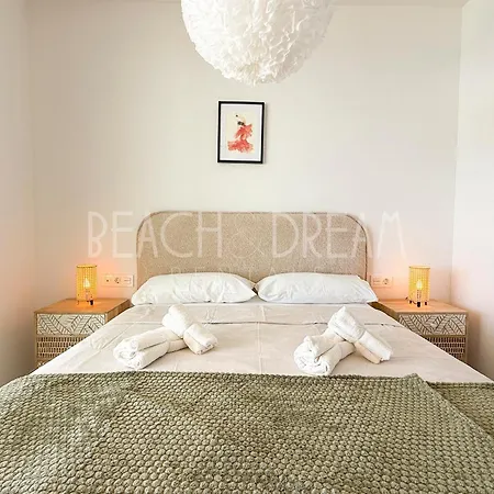 Amazing In Front Of The Sea - Splendid *