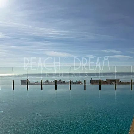 Amazing In Front Of The Sea - Splendid *